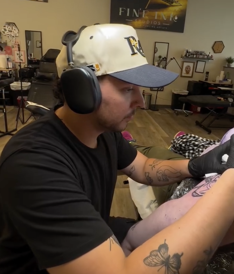 Pedro Pablo Labrador tattooing a client